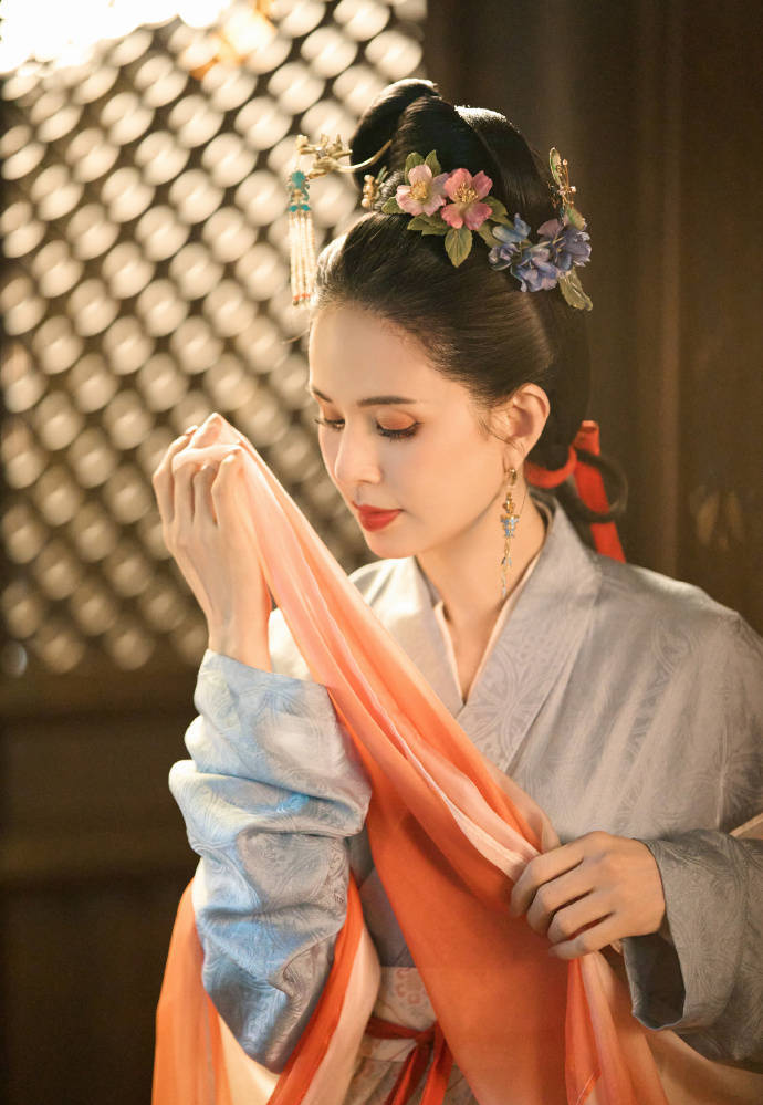 李若彤晒宋代仕女图仿妆写真 手持团扇妆容华丽-搜狐大视野-搜狐新闻