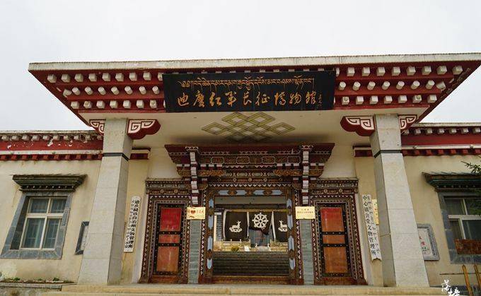 “迪庆”云南香格里拉有一座博物馆，充满藏族风情，这里有长征的历史故事