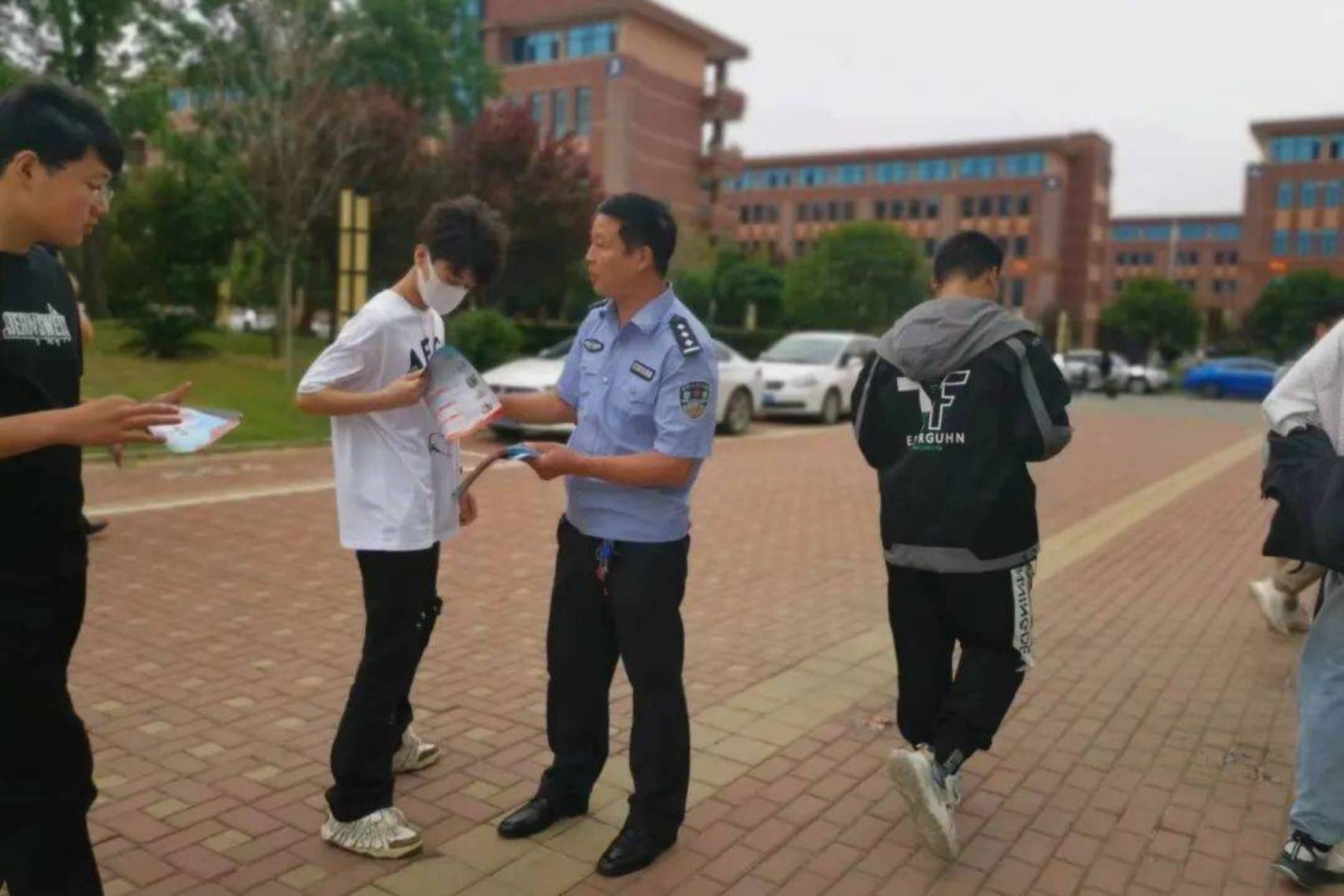 揭露校园深处的邪恶