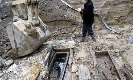 “郑和”高校扩建挖到一座古墓,棺材悬在空中,专家有惊奇发现
