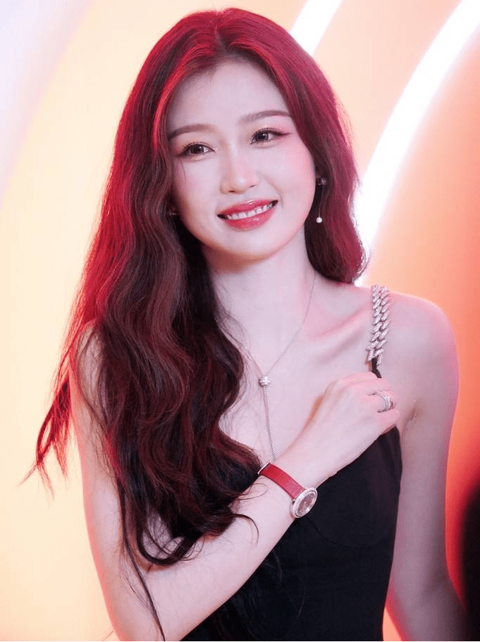 虞书欣现身某商场周年庆吊带抹胸长裙甜美依旧