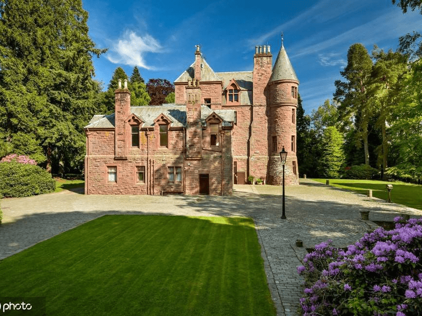 英国苏格兰小镇粉色城堡景色美丽