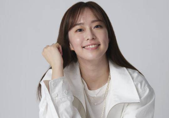 石川佳纯拍大片,气质不输女明星!