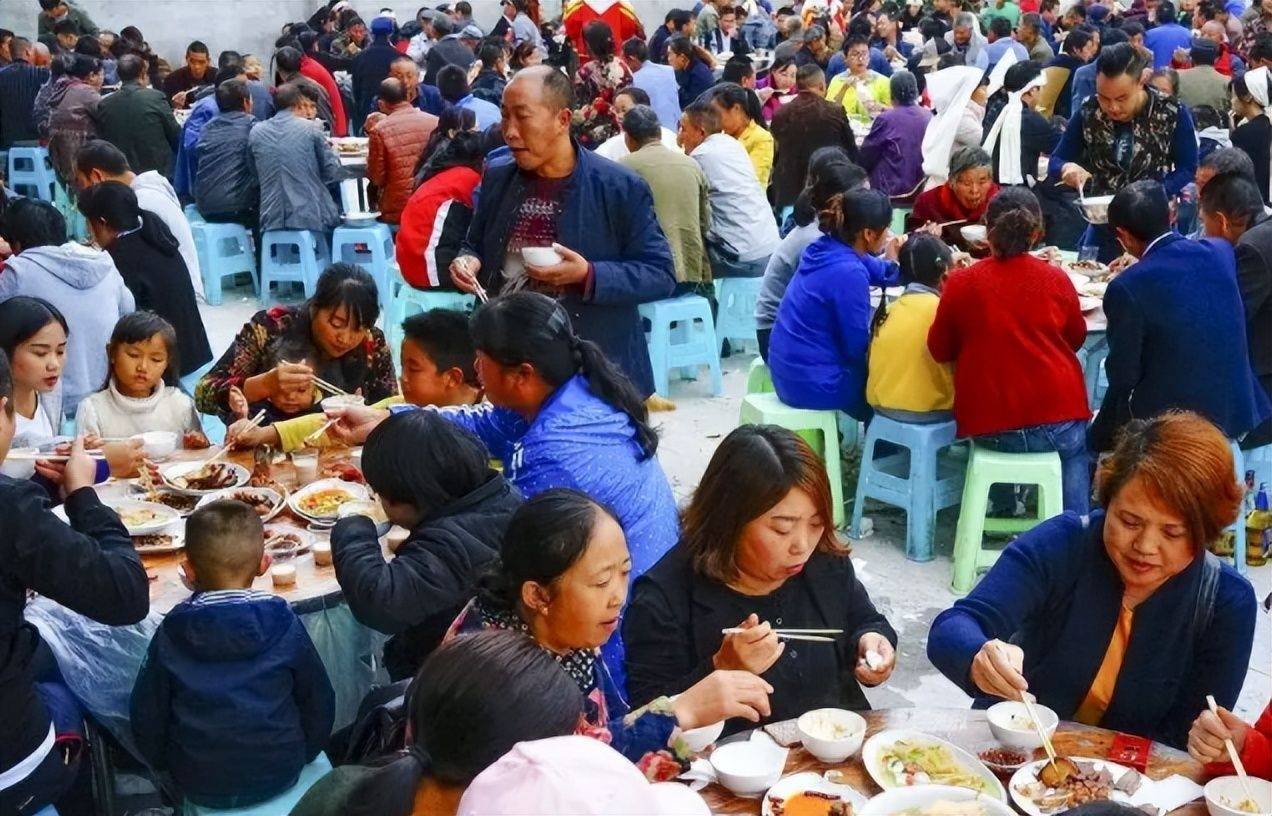 村里有酒席,全家备薄礼赶着赴宴,红塑料袋成亮点,宾客:沾喜气_农村