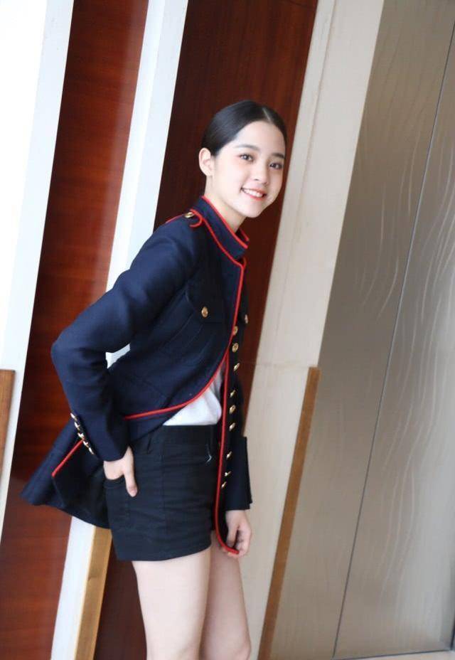 有一种时尚过猛叫欧阳娜娜,"制服" 照没来得及p图,腿白得反光_样子