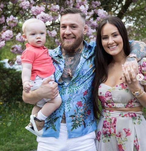 嘴炮康纳现状如何?曾被女友养了八年,现女友住豪宅开豪车!