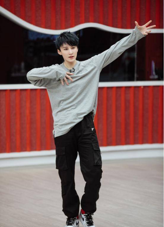 她自己能够留下来本来就不容易,更别说帮周笔畅组加分,而且蒋璐霞擅长