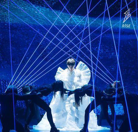 绝了r1se-周震南白色衬衫搭配发光斗篷,灯光点缀如斑驳星空闪烁其中