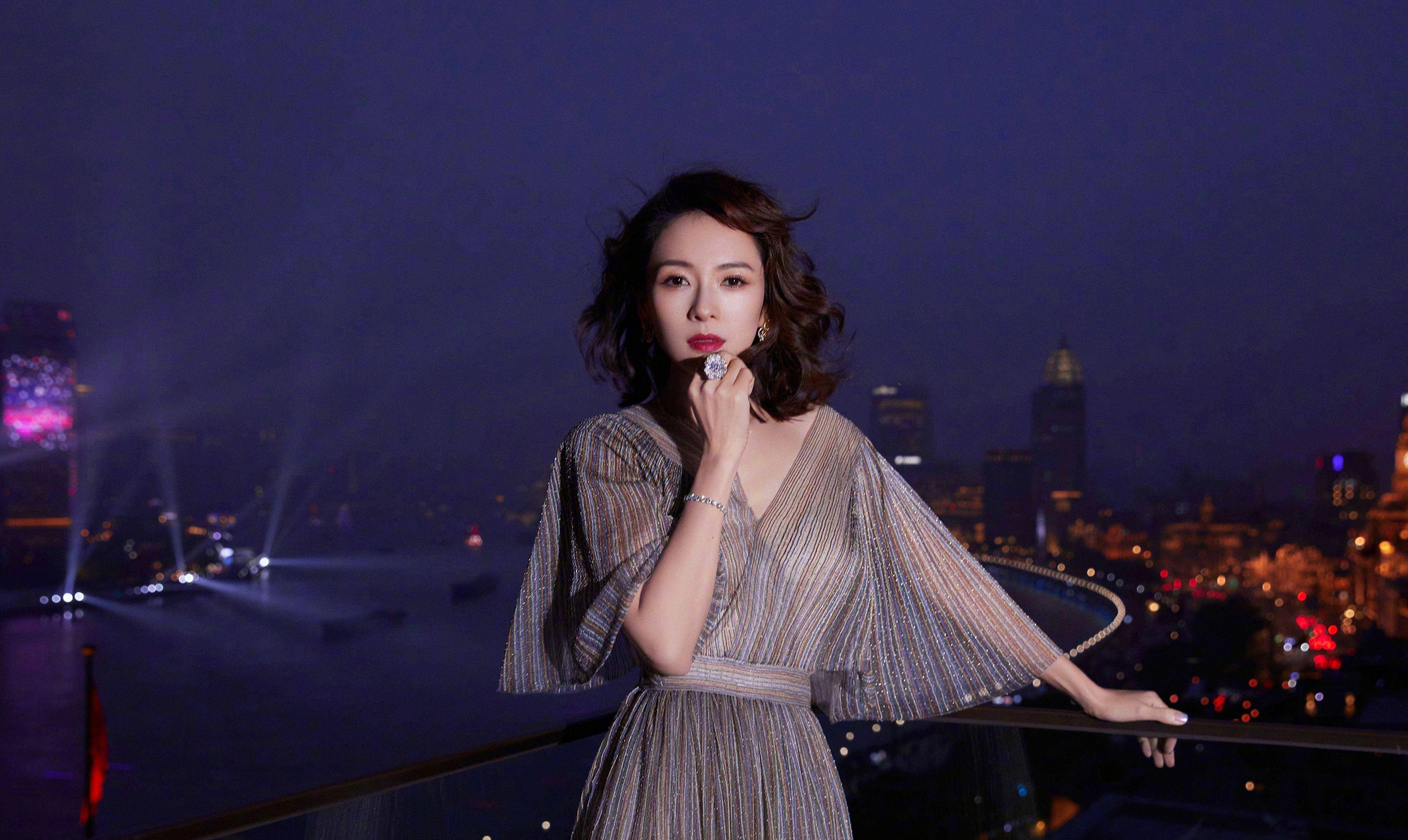 章子怡上海东方明珠写真,黑色深v连衣裙,袖子是渔网的好特别_长裙