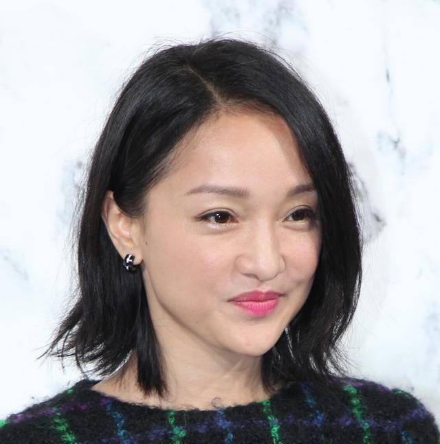 周迅再度露面,穿着一身金色闪闪又高贵,年轻时曾经是模特_成长_时候