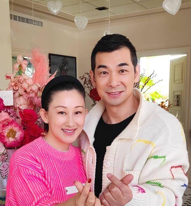 魅力丝毫不减当年,与小7岁妻子张丹露同框出镜,二人夫妻相十足