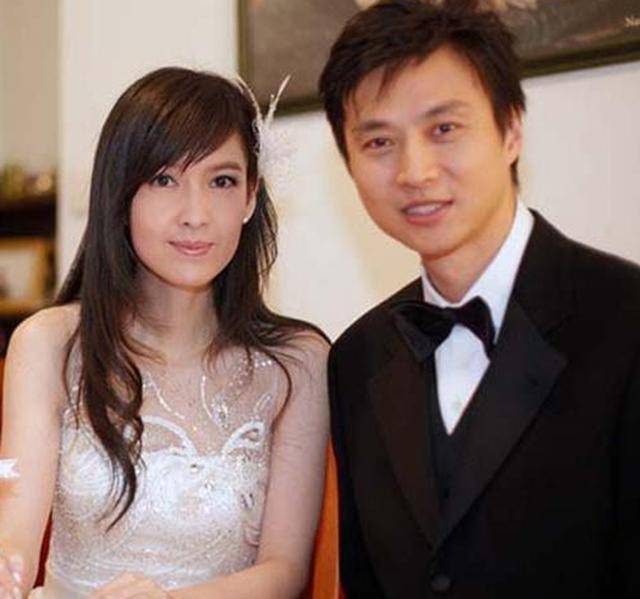 周慧敏:曾和刘青云出演大时代,老公很有背景,如今依旧玉女掌门_时候