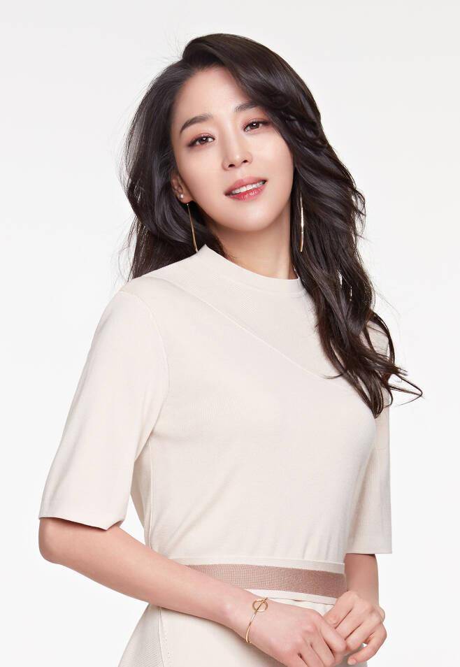 47岁韩高恩状态仍似少女行走的衣架子,不愧是韩剧冷艳贵妇专业户_父亲