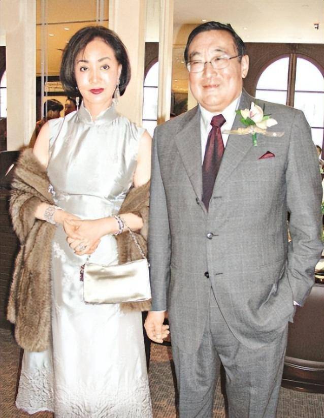 何莉莉:26岁嫁香港富商,帮丈夫抚养私生子,70岁独揽70亿资产_赵世光