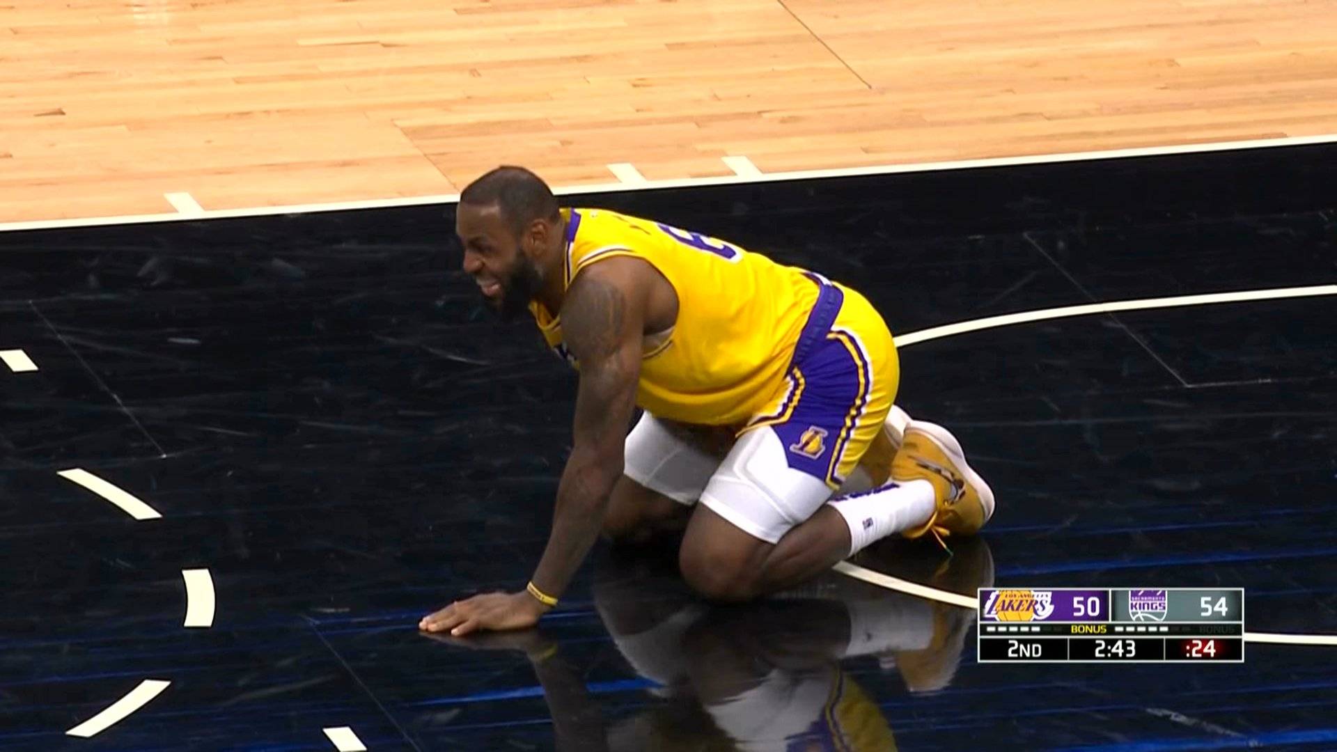 小詹姆斯被前后爪击中,詹姆斯跪在地上_湖人队_比赛_戴维斯