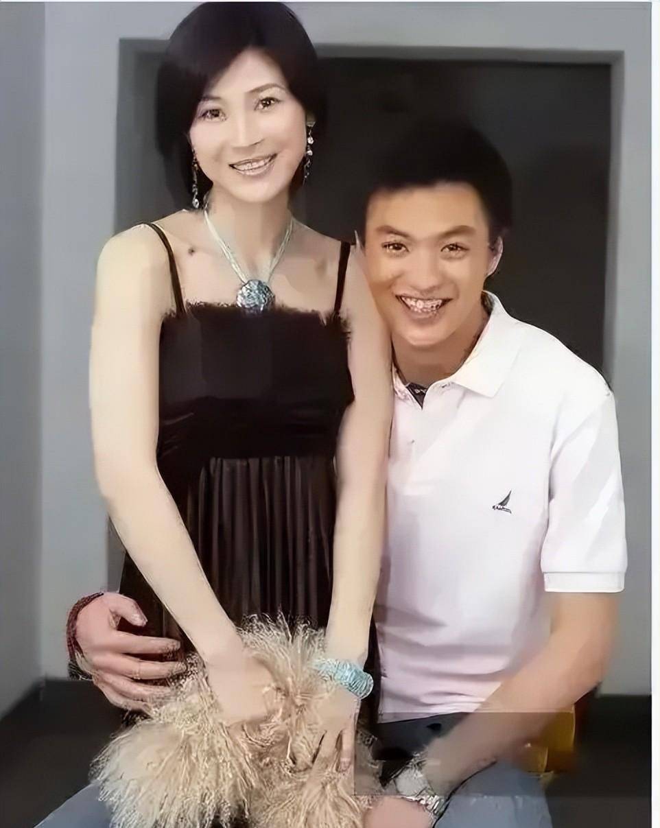 2011年,"李云龙"的老婆被身价50亿的富豪追求,果断与男友分手_童蕾