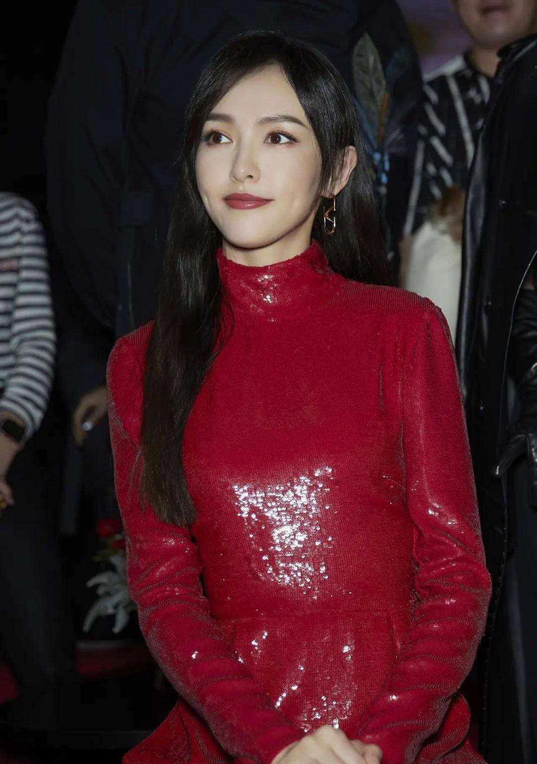 唐嫣时尚亮片红裙亮相时装秀!