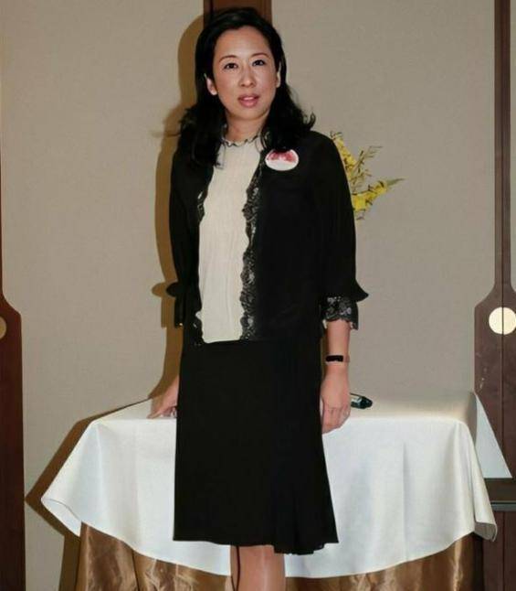 而朱玲玲身着黑色礼服,如此低调,气质丝毫不逊于年轻女士.