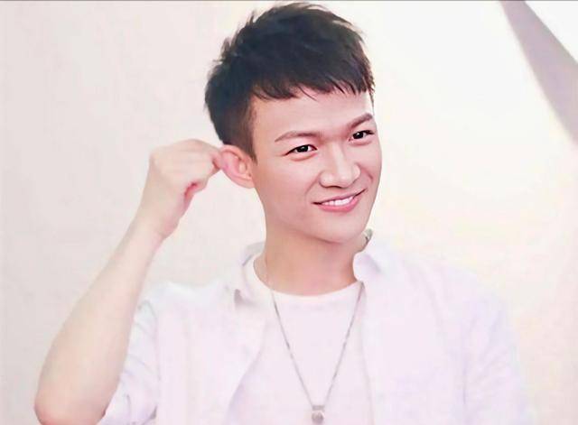 周深分享"小时候"的故事,生米围观吃瓜,体现淳朴心性_话题_经历_因为