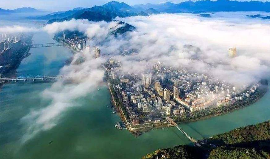 桐庐江北城区被《中国风水史》列入中国大陆三大风水宝地之一.