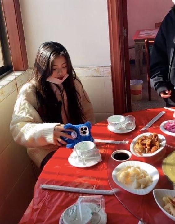 杨超越回老家吃酒席,成功和农村亲戚融为一体,装扮无比接地气_父亲