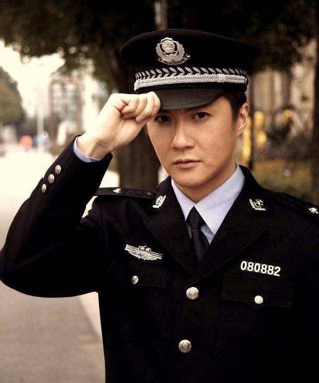 果然演过唐朝大将薛丁山的迟帅,气度就是不凡,警服在身英气十足.