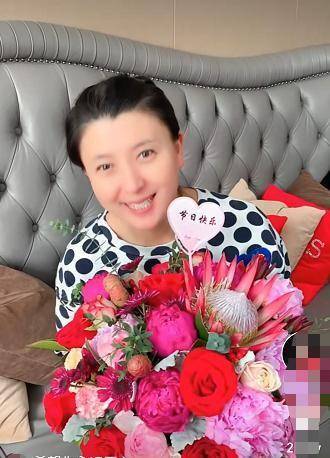 闫学晶近况#,#接地气#,#无人识#【儿子】闫学晶与帅气儿子同框!