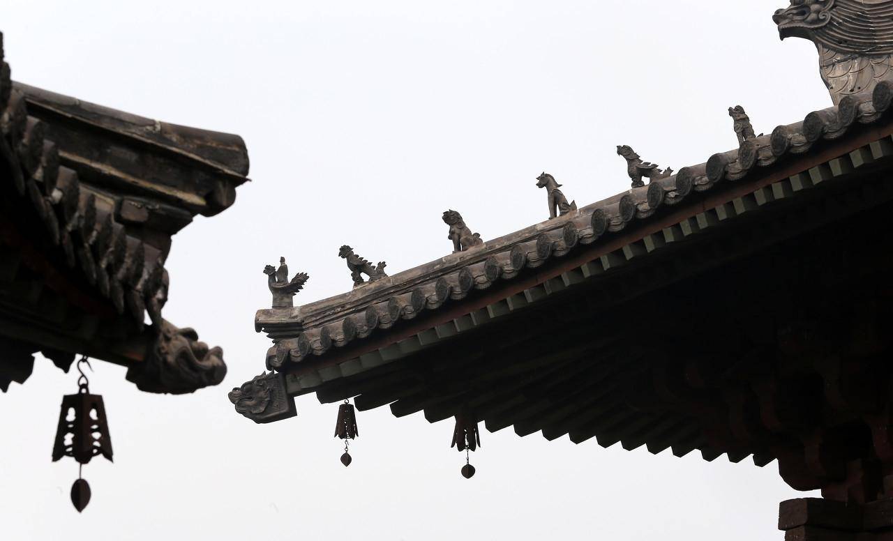 華嚴寺位於石家莊市平山縣,修建於距離溫塘鎮西南十五華里的紅崖山上.