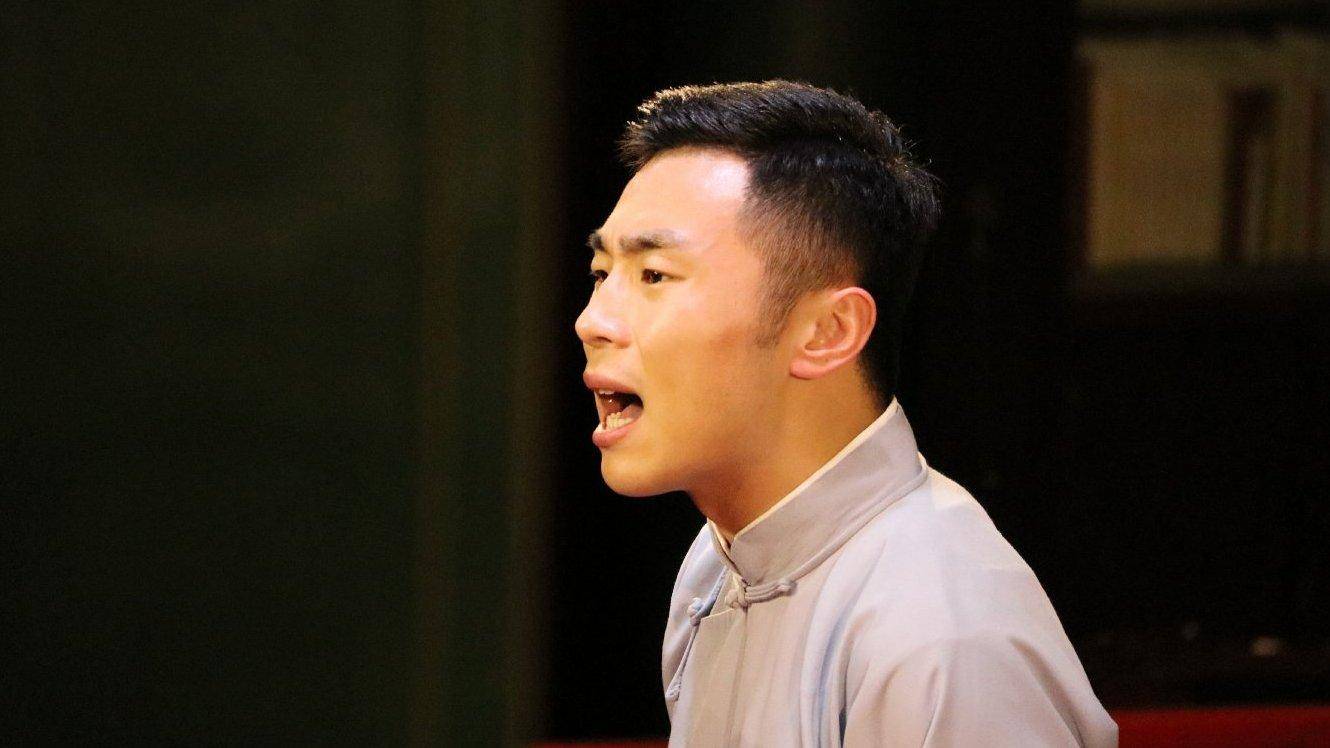 张九南向观众们请假,粉丝纷纷猜测请假的原因,是因为脚肿了吗?