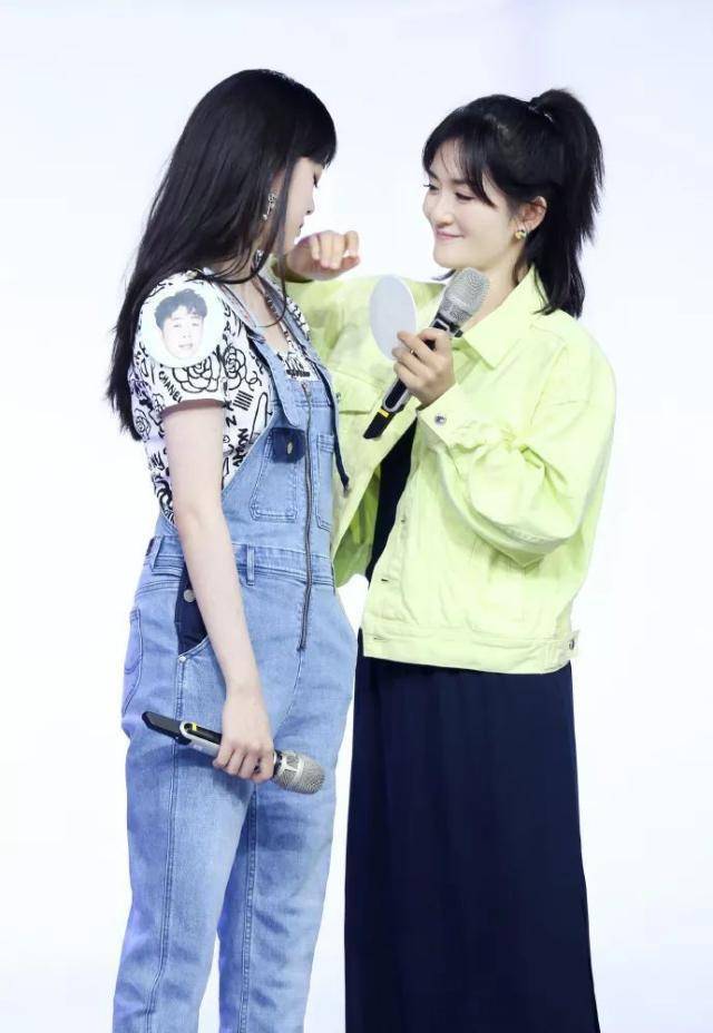 穿荧光夹克超活力,同框欧阳娜娜像两个少女_外套_制服_短裙