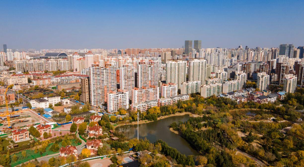 天津长虹生态园,航拍图酷似一颗"绿心"镶嵌在湖中央,还能划船_摄影