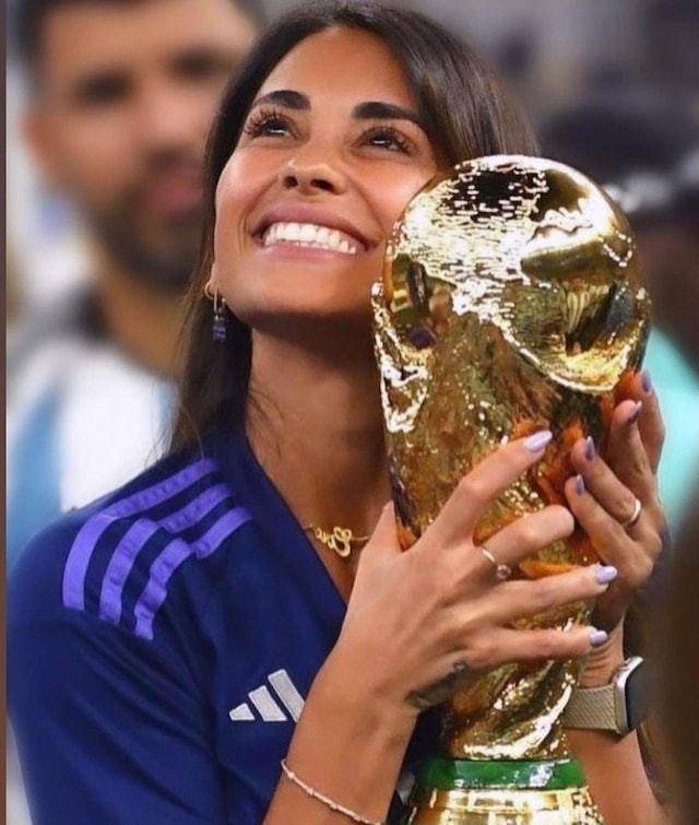 阿奎罗端着杯子乱搞梅西老婆!网友脑洞大开的"大戏"!