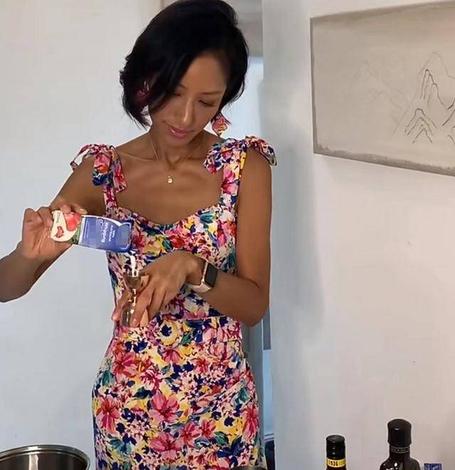 45岁名模蒋怡近照变化大!