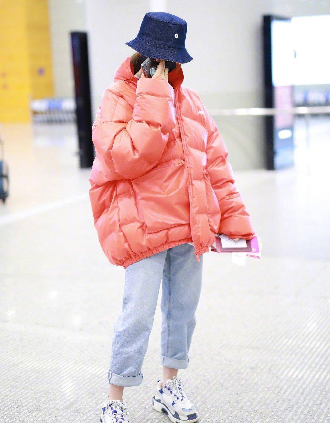 杨超越不要风度要温度,穿14750羽绒服走机场,果然颜值高任性_造型