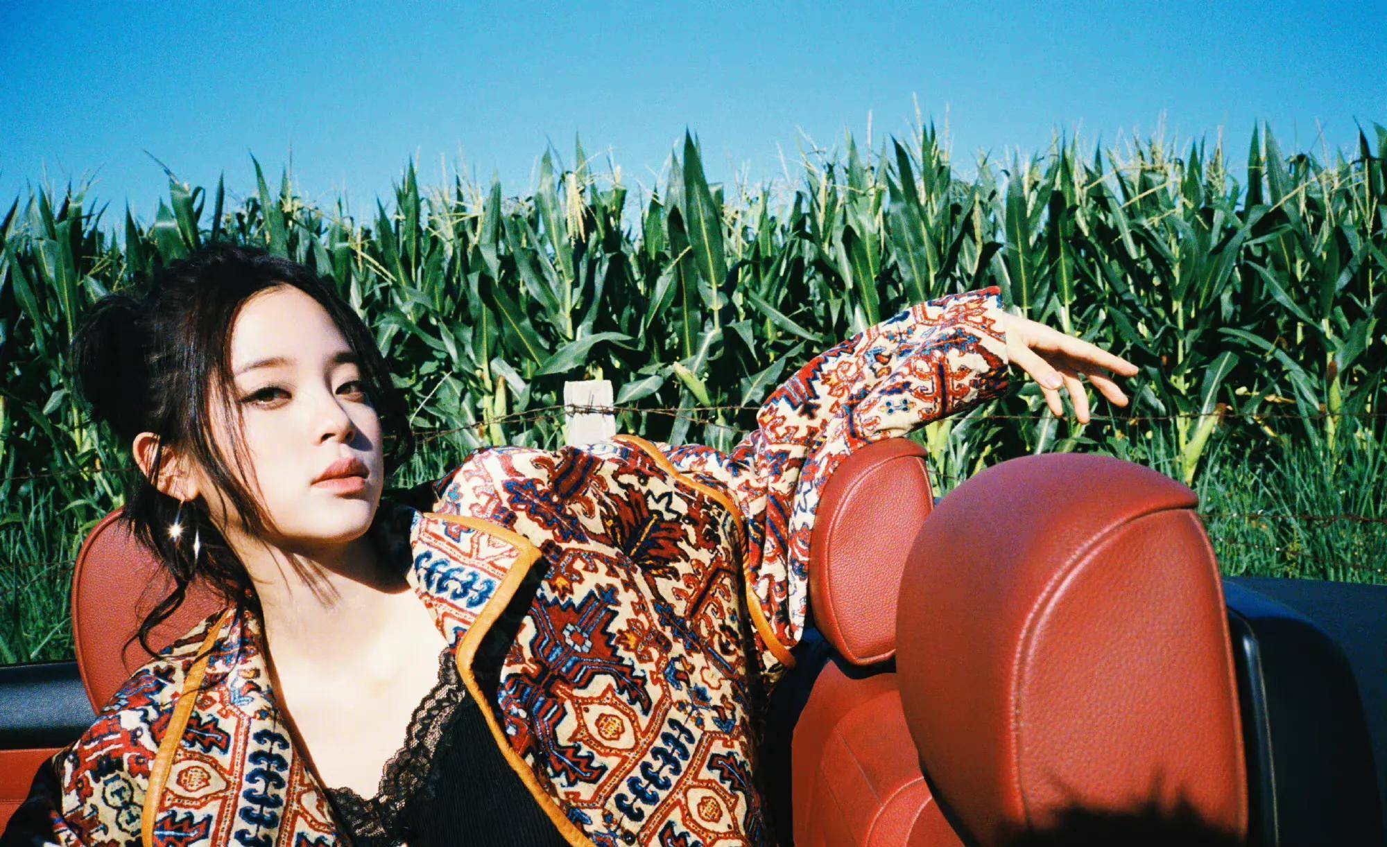 欧阳娜娜拳击手mv剧照流出 酷飒帅气 一身简单白t掩不住丰满好身材