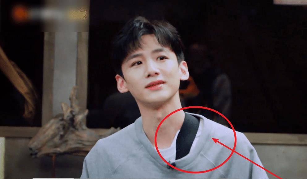 白敬亭录《密逃3》,与邓伦对比明显,继鞋被踩后衣服也保不住了_密室