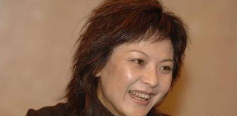 和足球名将高峰在一起10年,为其生儿子的那英为何转身嫁给了孟桐?