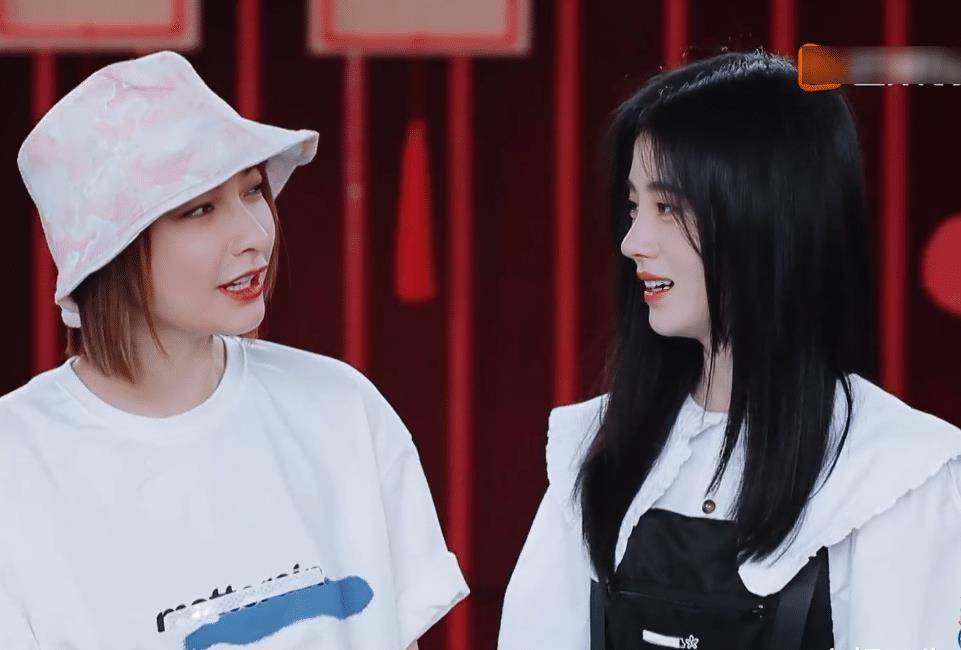 鞠婧祎官方身高159,当她遇上160的吴昕时,有无说谎一看便知!