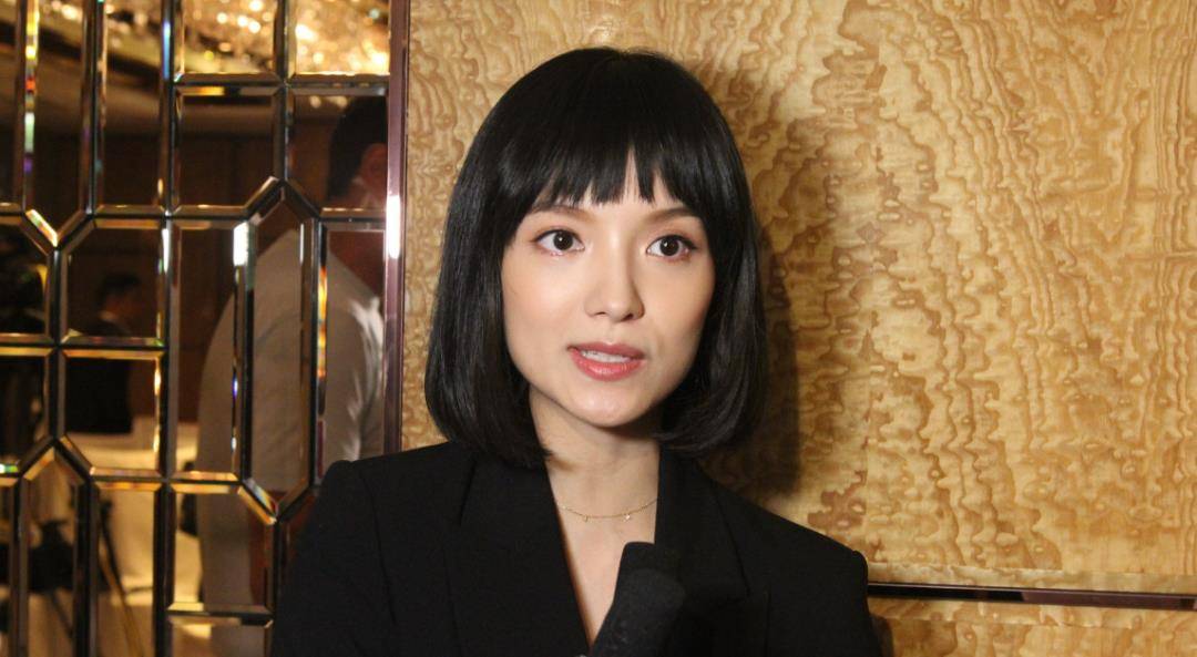 临盆在即！tvb童颜女星怀胎九月出席好友婚礼，老公全程悉心照料