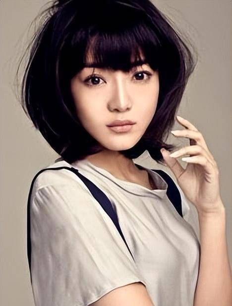 邓家佳,从出道到现在,穿搭有很大的改进,但为何高级气质不够呢_服饰