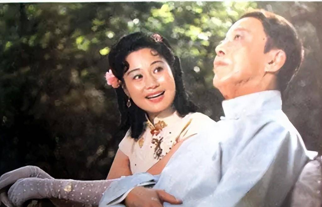 在她事业达到顶峰之时,詹萍萍又曾连续三年在安徽省电视台担任特邀