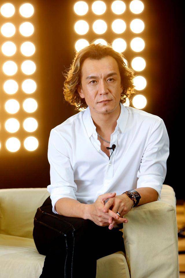 晒街拍照,穿吊带短裙挽着母亲逛街,身材出众好自信_法图麦_动态_父亲