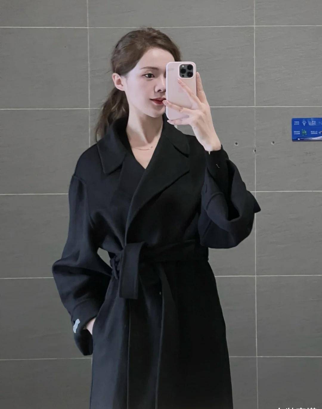 黑色浴袍款大衣的搭配图片