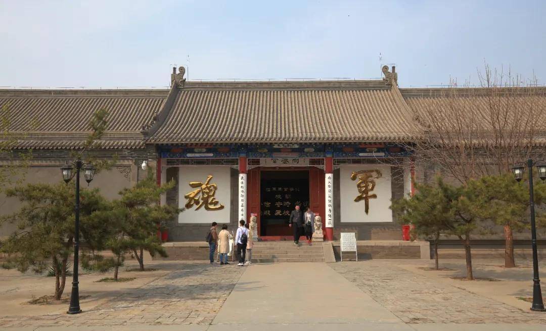 新建的军校大门位于原址以西,屋宇式朱漆大门面阔三间,与直隶总督署形