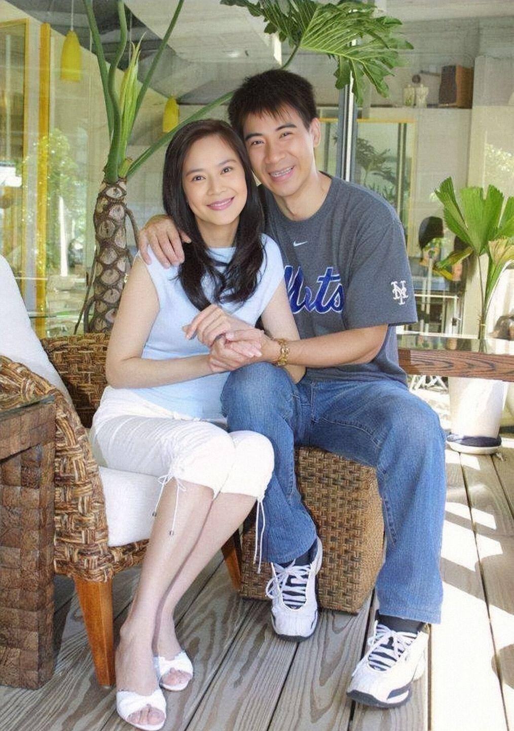 "琼瑶女郎"俞小凡老到认不出,和老公散步穿衣邋遢,不忘秀恩爱_知识