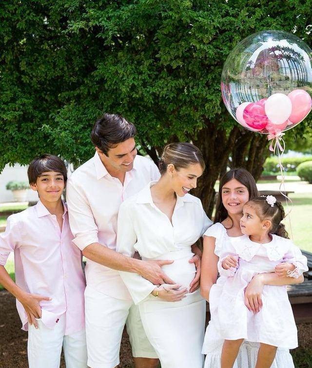 40岁卡卡帅气,二婚俘获小13岁超模,将迎来三女儿_卡罗琳_巴西_世界杯