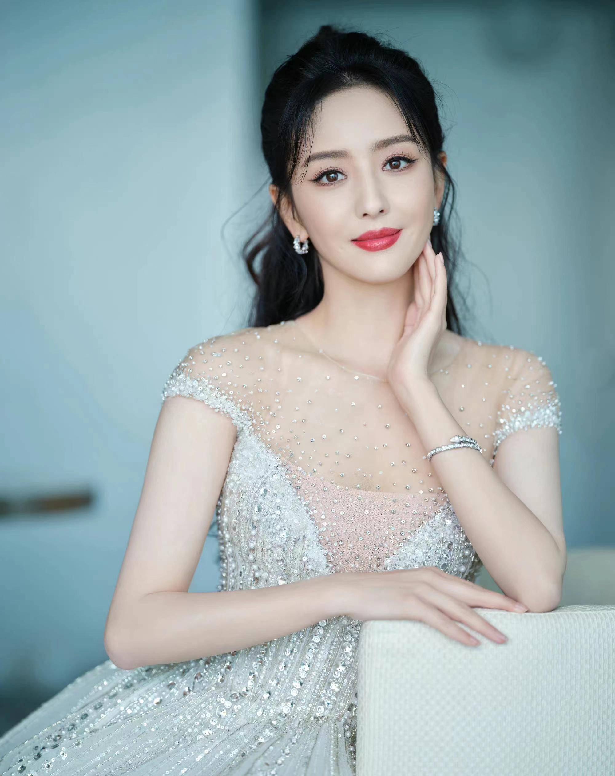 佟丽娅亮相海南国际电影节,一袭薄纱镶钻礼服,优雅又惊艳!