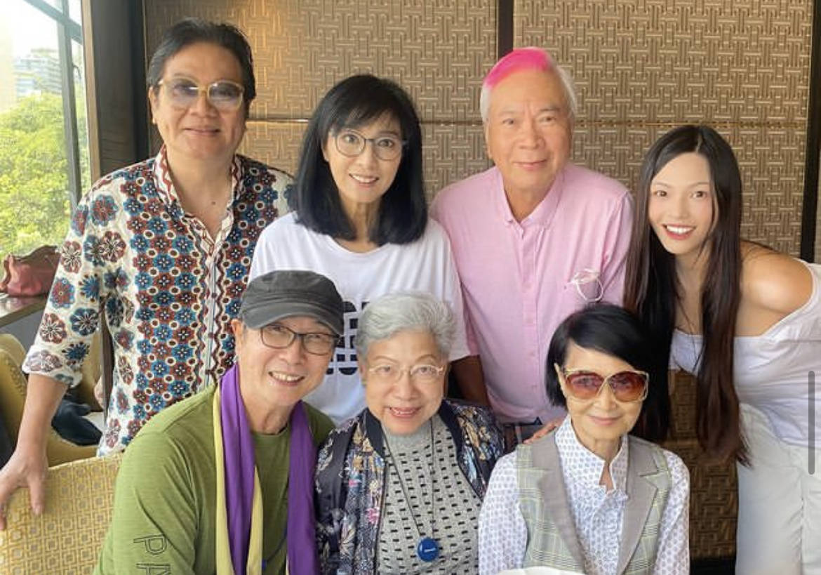 tvb绿叶小40岁嫩妻为名人作画,长相漂亮爱交际,比丈夫更受欢迎_chris