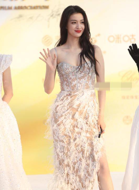 2022女明星红毯:佟丽娅越来越美,王鸥气质拉满,刘雯舒淇太惊艳_造型