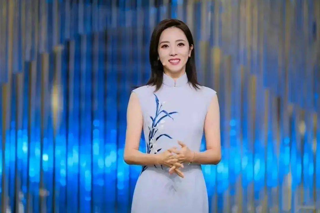 李思思自曝得新冠后腰剧痛,康辉连上六天新闻联播还得彩排春晚,央视
